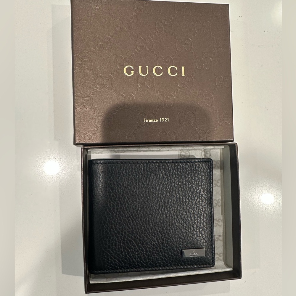 Bi fold leather Gucci Wallet new